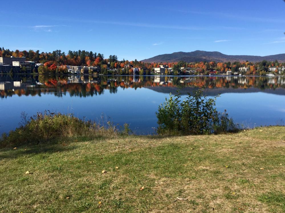 Autumn colors along Mirror Lake