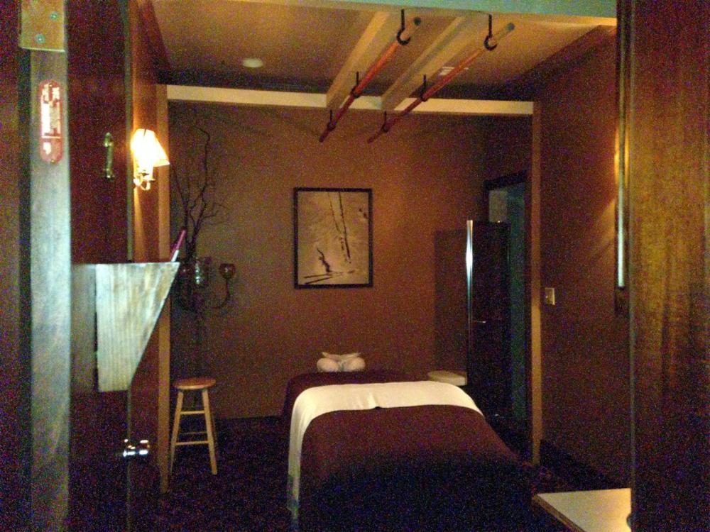 Ok, so check out the bars on the ceiling! You may have guessed, this is the room where the Ashiatsu Oriental Bar Therapy takes place. I'd go into more detail on the process, but it's still on my to-try list!