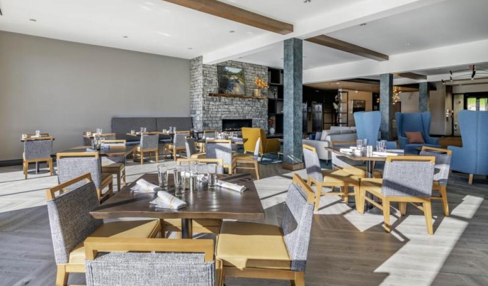 Dining area at Cambria Lake Placid