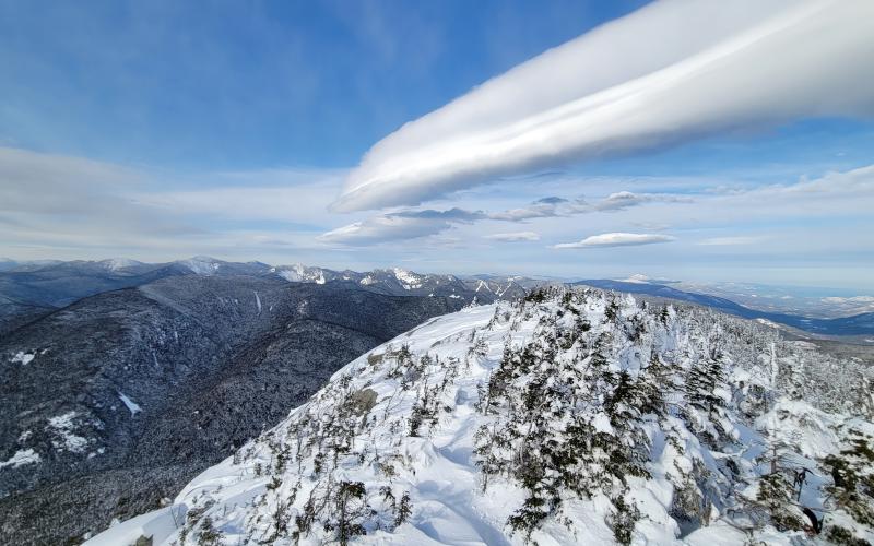 A long narrow cloud seen from a wintry summit